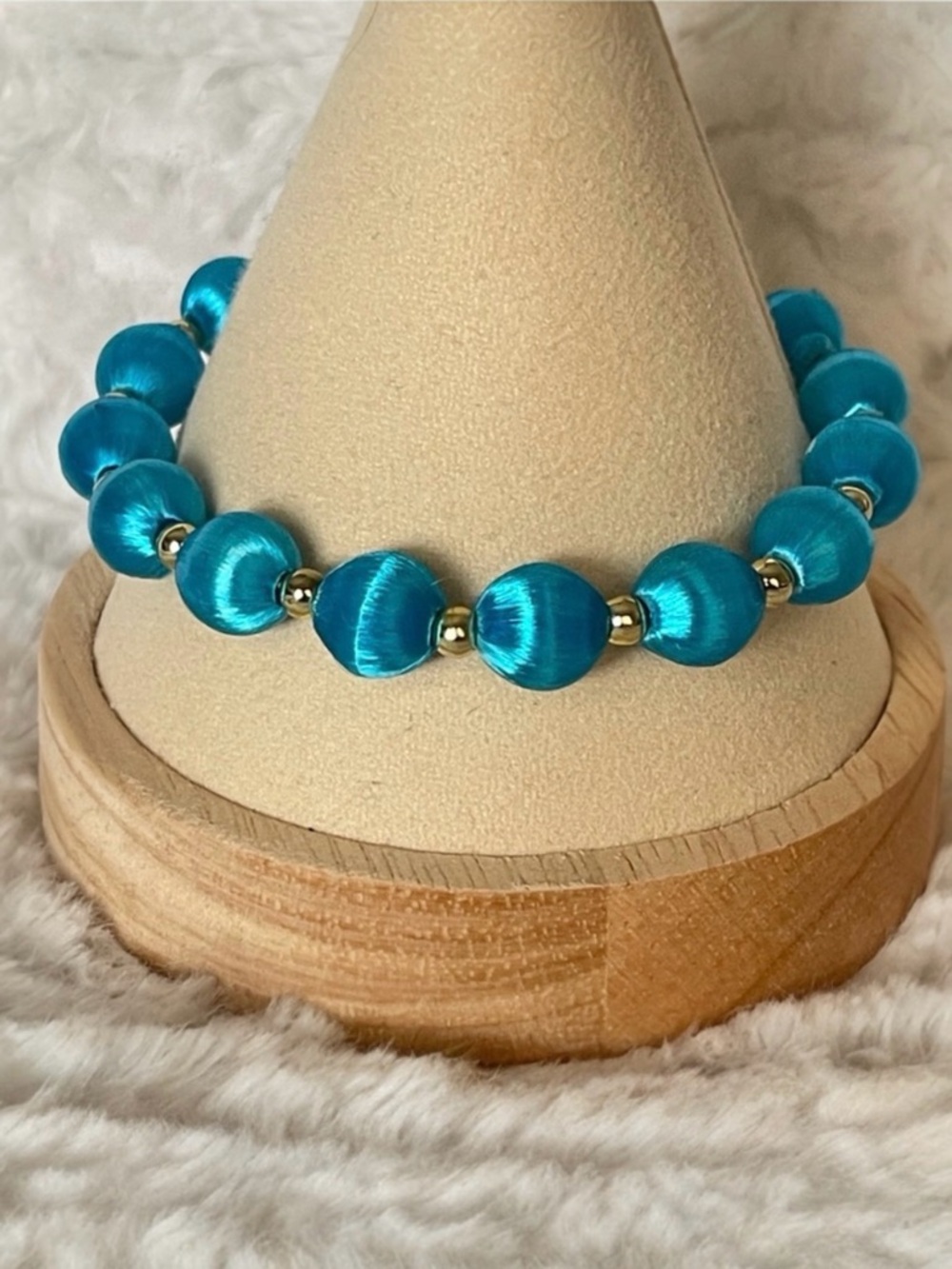 Vintage Blue Bead Bracelet Gold Tone Magnetic Clasp